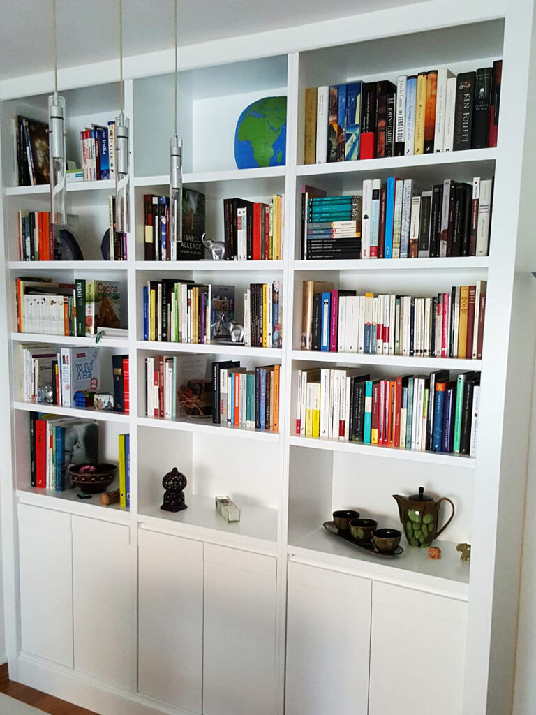 mueble libreria salon lacada en blanco